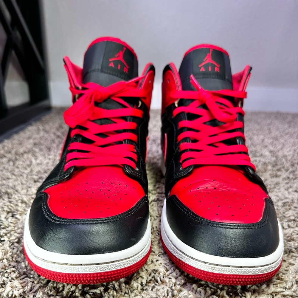 AIR JORDAN 1 MID REVERSE BRED MEN’S SIZE 13 BLACK RED DQ8426 060 RETRO SNEAKERS - Picture 4 of 9